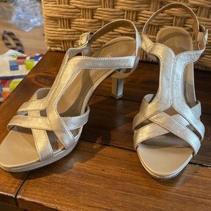 Clarks Artisan NWTS 7.5 gold leather heels